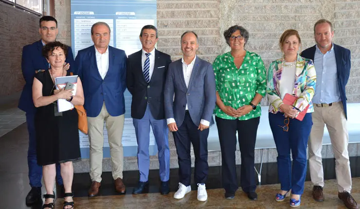 El delegado de Zona Franca, David Regades (centro) fue recibido en el pol&iacute;gono de A Granxa por la alcaldesa de O Porri&ntilde;o, Eva Garc&iacute;a (a su izquierda), y representantes de la asociaci&oacute;n de empresarios.