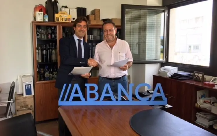 Diego Fern&aacute;ndez y Eduardo Cid firmaron el acuerdo entre Abanca y la Asociaci&oacute;n de Empresarios de Pereiro.