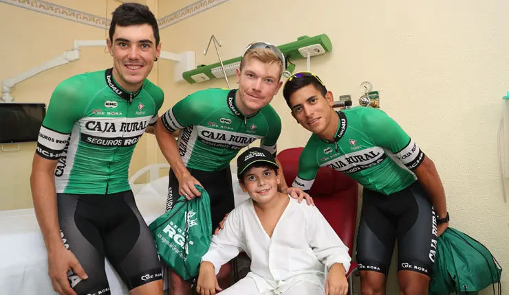 Integrantes del equipo Caja Rural-Seguros RGA, que lleva a&ntilde;os destacando por ser el equipo m&aacute;s solidario del pelot&oacute;n, aprovech&oacute; la primera jornada de descanso de La Vuelta 2018 para hacer una visita a los ni&ntilde;os ingresados en el hospital de Salamanca.