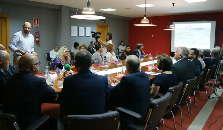 Andr&eacute;s Mazaira (de pie) explica el contenido del estudio "O Pol&iacute;gono en cifras" en la Asociaci&oacute;n de Empresarios de San Cibrao.