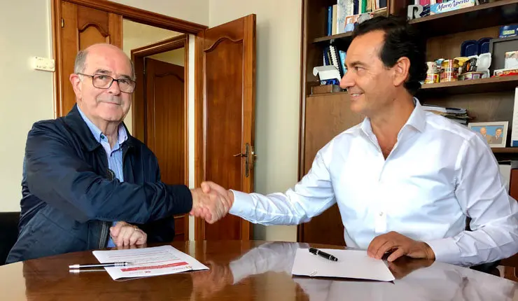 Jos&eacute; Sierra e Jes&uacute;s Alonso asinaron a adhesi&oacute;n de Jealsa &aacute; C&aacute;mara compostel&aacute;.