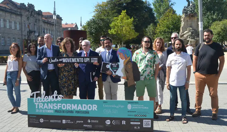 Foto de familia de organizadores e patrocinadores do Pont-Up Store./DUVI.