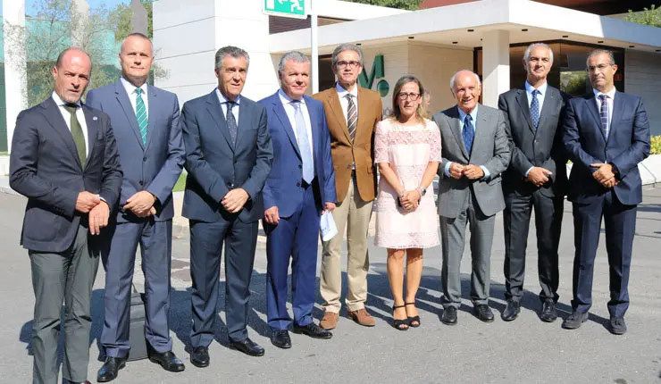 Representantes de las organizaciones empresariales gallegas que participan en la Plataforma, junto a la conselleira Ethel V&aacute;zquez.