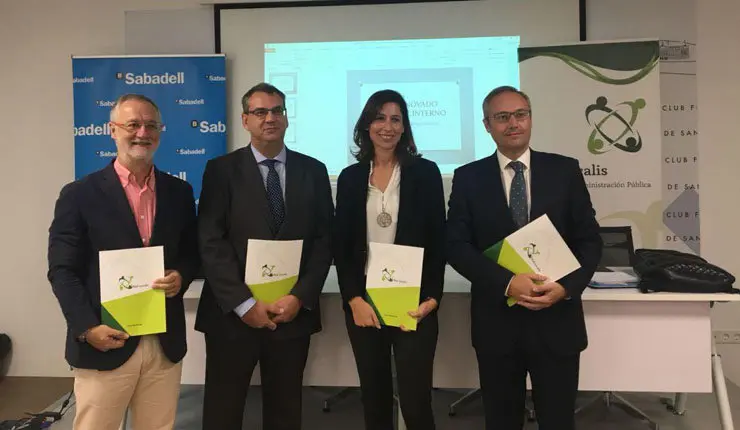 Miembros de la Red Localis presentaron el documento en la sede del Club Financeiro de Santiago.