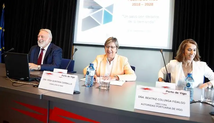 El presidente de la Autoridad Portuaria, Enrique L&oacute;pez Veiga, la conselleira do Mar, Rosa Quintana, y la directora del Puerto, Beatriz Colunga.