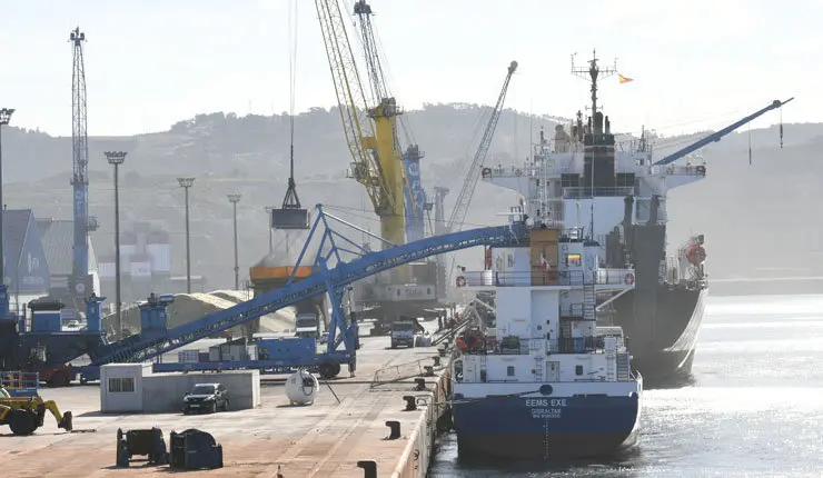 Operaciones de carga y descarga en Punta Langosteira.