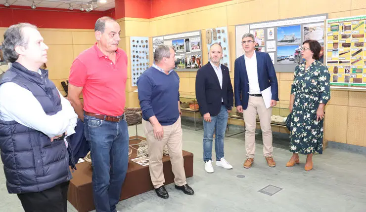 O delegado de Zona Franca, David Regades, xunto ao alcalde da Guarda, Antonio Lomba, e outros membros da corporaci&oacute;n local.