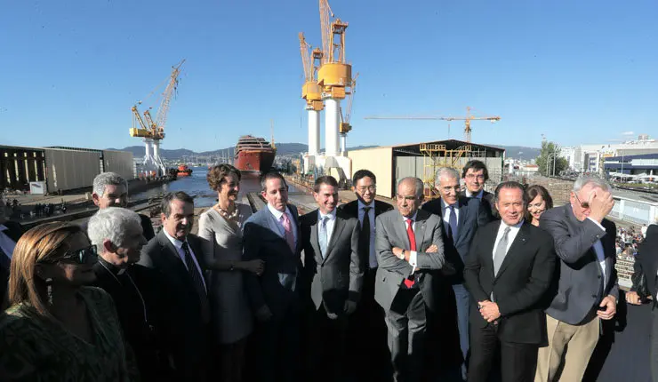 Autoridades en el acto de botadura del crucero que construye Barreras.