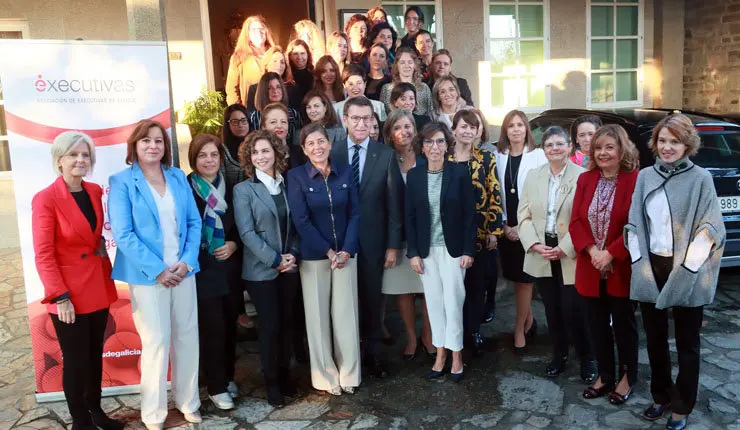 El presidente de la Xunta con las socias de Executivas.