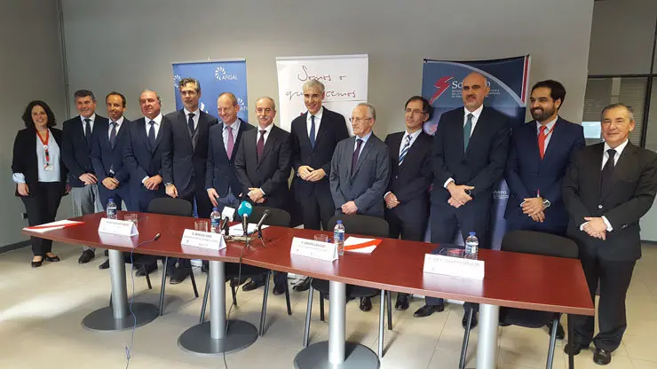 Directivos de Vegalsa-Eroski, de Afigal y Sogarpo, junto al conselleiro de Econom&iacute;a, en la firma del convenio.