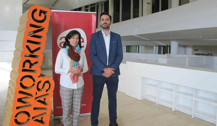 Ana Isabel V&aacute;zquez Reboredo y  Jose Redondo Sampedro renovaron el acuerdo entre la Cidade da Cultura y AJE Galicia.