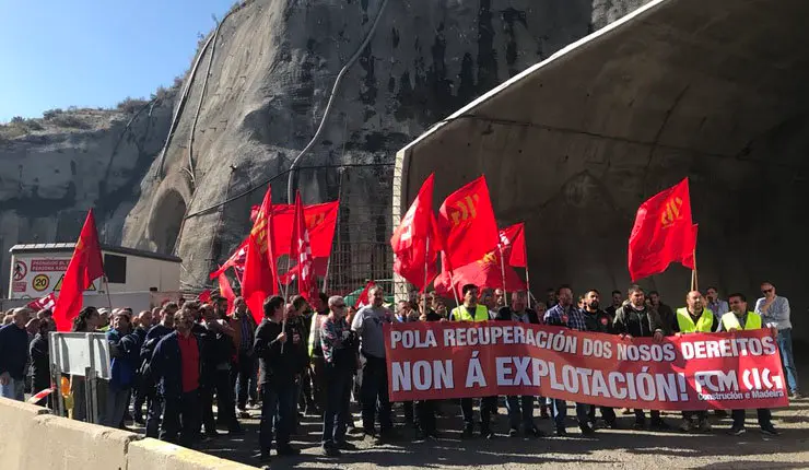Os delegados paralizaron durante hora e media as obras do AVE no t&uacute;nel de Cerdedelo, en Laza./CIG.