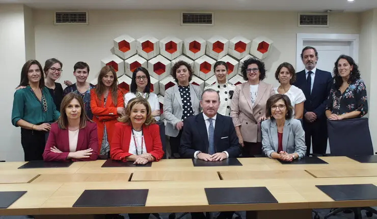 Las socias de Executivas con el director general de Sabadell Gallego, Pablo Junceda.