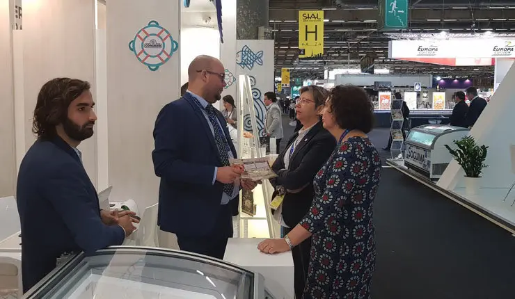 Rosa Quintana y Bel&eacute;n do Campo, visitando el stand de una empresa gallega en SIAL Par&iacute;s.