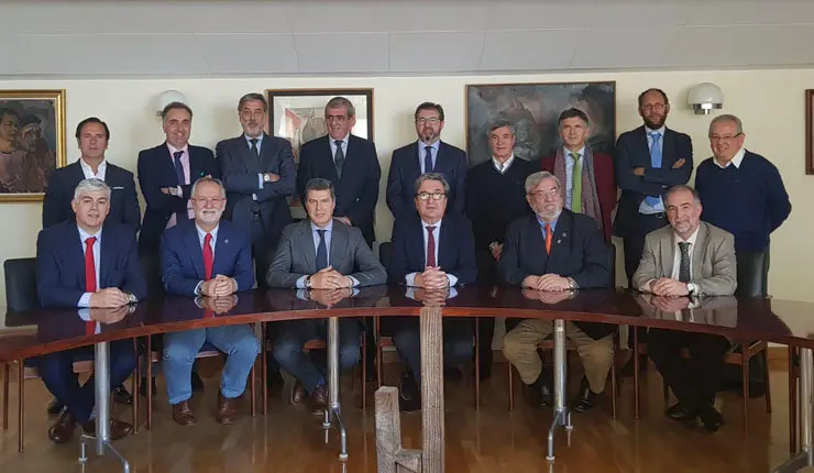 Nueva junta directiva del Consello Galego de Economistas, con Miguel A. V&aacute;zquez Ta&iacute;n en el centro (sentado).