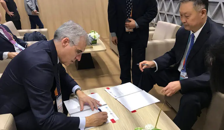 El conselleiro Francisco Conde firmando un memor&aacute;ndum de colaboraci&oacute;n con el presidente de la da C&aacute;mara de Comercio para a Importaci&oacute;n e Exportaci&oacute;n de Maquinaria e Produtos Electr&oacute;nicos de China, Zhang Yujing.