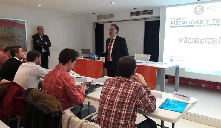 Agust&iacute;n Fern&aacute;ndez, secretario del Colegio de Economistas de A Coru&ntilde;a, dio la bienvenida al nuevo alumnado del M&aacute;ster de Fiscalidad y Tributaci&oacute;n.