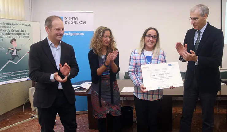 Entrega de diplomas a una de las participantes en el curso de autoempleo de Lugo.