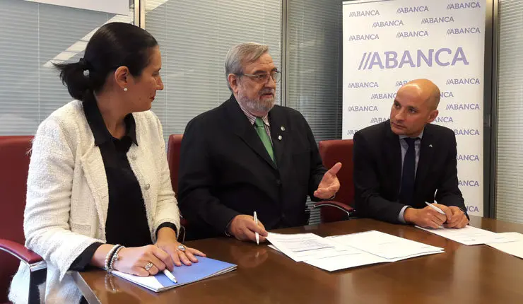 En la firma de los convenios participaron Flor G&oacute;mez, Juan Jos&eacute; Santamarina y
