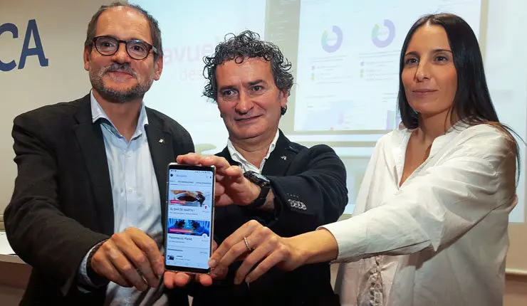 Jorge Mah&iacute;a, Eduardo Aldao y Marta Pou presentaron el servicio "Alavuelta" de Abanca.