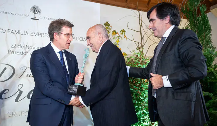El de , Jos&eacute; Pereira, recibe el premio de manos del presidente de la Xunta.