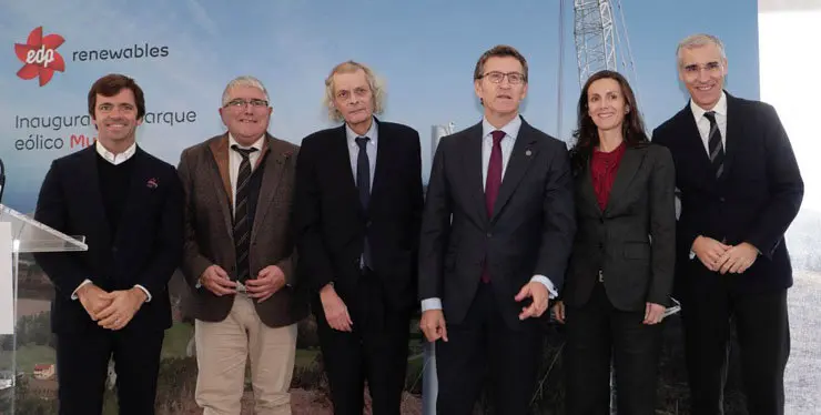 Directivos de EDP Renov&aacute;veis junto al presidente de la Xunta, el conselleiro de Econom&iacute;a y el alcalde de Mux&iacute;a.