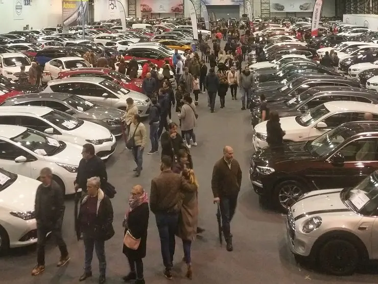P&uacute;blico en el Sal&oacute;n CarOutlet Vigo.