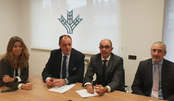 los directores generales de Caixa Rural Galega e Iberaval, Jos&uacute;s Antonio M&eacute;ndez y Pedro Pisonero; as&iacute; como la responsable de Negocio de Iberaval,Sandra Mart&iacute;nez y Gabriel Guijarro, Subdirector General y Director de Inversi&oacute;n Crediticia de Caixa Rural Galega.