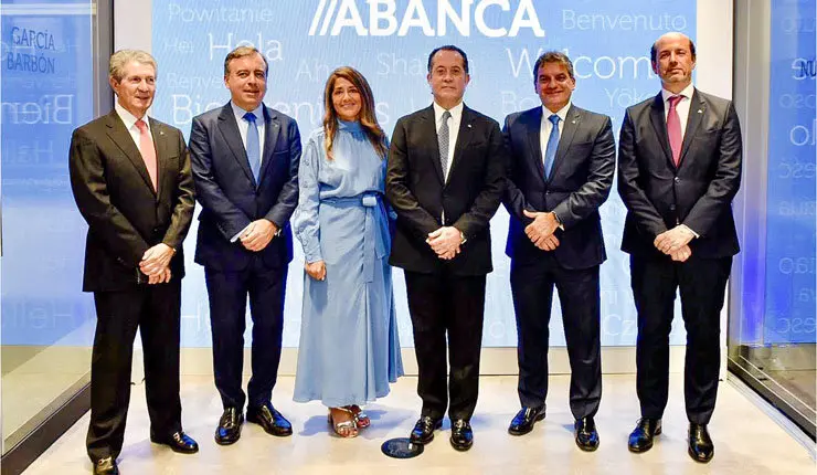 Eduardo Ara&ntilde;a, Francisco Botas, M&oacute;nica V&aacute;zquez, Juan Carlos Escotet, Pedro L&oacute;pez y Alfonso Caruana, en la oficina de Abanca en Miami.