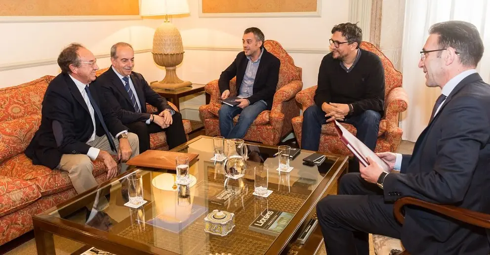 Directivos de la C&aacute;mara de Comercio de A Coru&ntilde;a reunidos con el alcalde, Xulio Ferreiro.