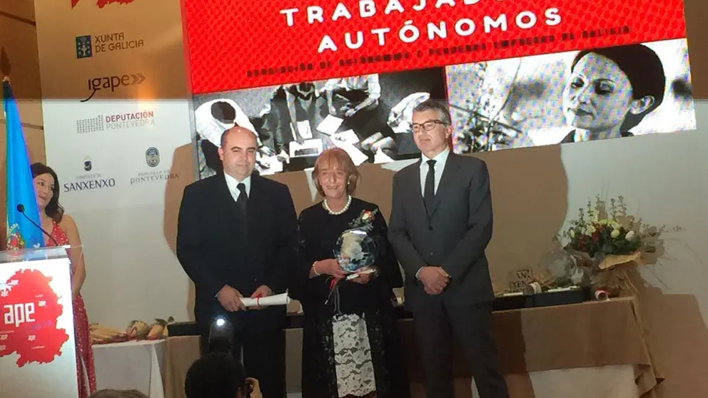 Marisol Novoa, presidenta de las mujeres empresarias de Ourense, recibi&oacute; uno de los galardones de APE Galicia.