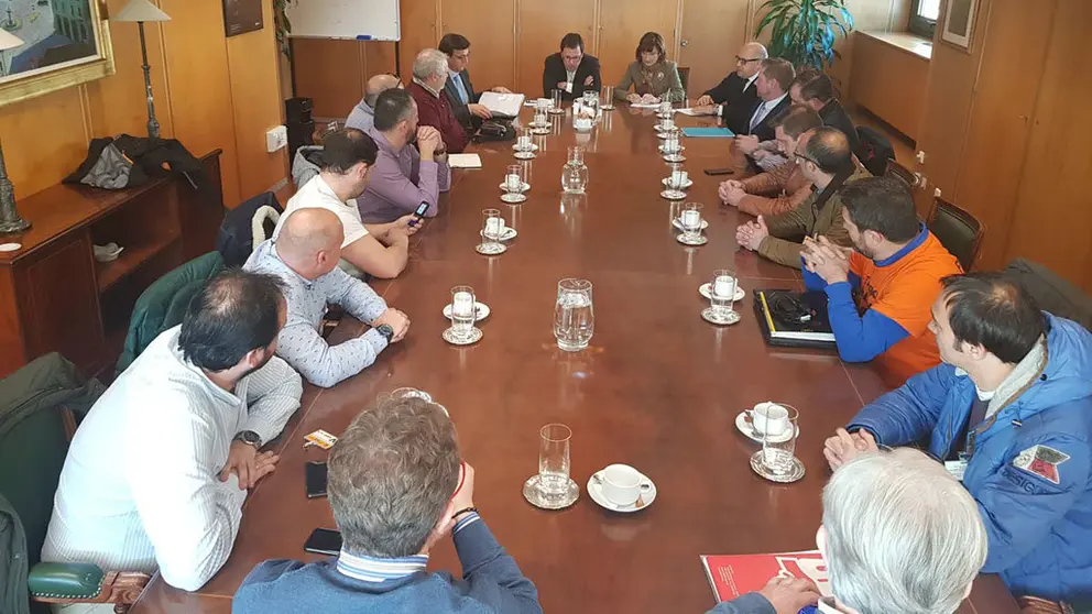 Raf&iacute;a de la reuni&oacute;n de los equipos de @mincoturgob y @empleogob con los comit&eacute;s de empresa de Alcoa en A Coru&ntilde;a y Avil&eacute;s tras el preacuerdo./MINCOTUR.
