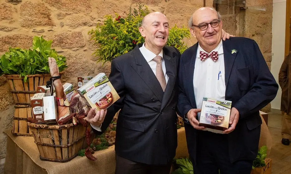 Eel presidente del Grupo Coren, Manuel G&oacute;mez- Franqueira &Aacute;lvarez y el presidente del Grupo Terras Gauda, Jos&eacute; Mar&iacute;a Fonseca Moret&oacute;n con la nueva conserva de lac&oacute;n con grelos.