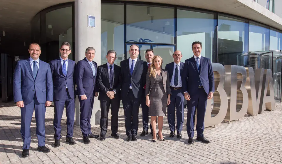 Alberto Prieto, Carlos Gil, Luis Simoes, Secundino Grobas, Eloy Gonz&aacute;lez, Fernando Pomares, Asunci&oacute;n &Aacute;lvarez, Natalio Rodr&iacute;guez y Fernando Alonso en las instalaciones de BBVA en Madrid./C.PONS HEVIA.
