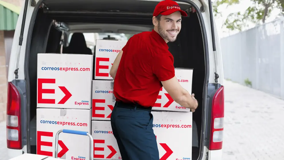 Un repartidor de Correos Express.