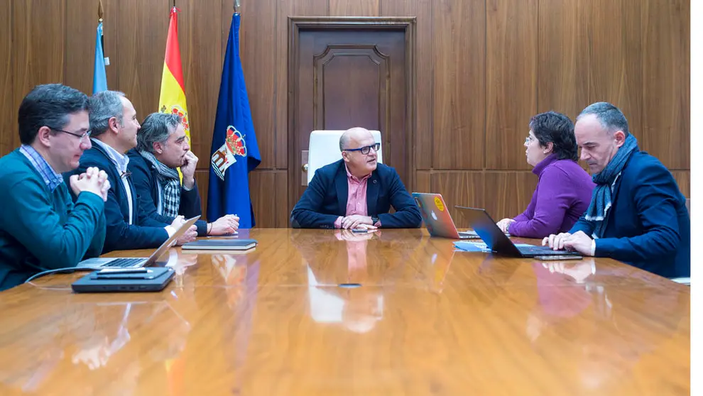 Reuni&oacute;n en la Diputaci&oacute;n Provincial de Ourense de su presidente con directivos de IBM y Viewnext Ourense./A.PAZ.