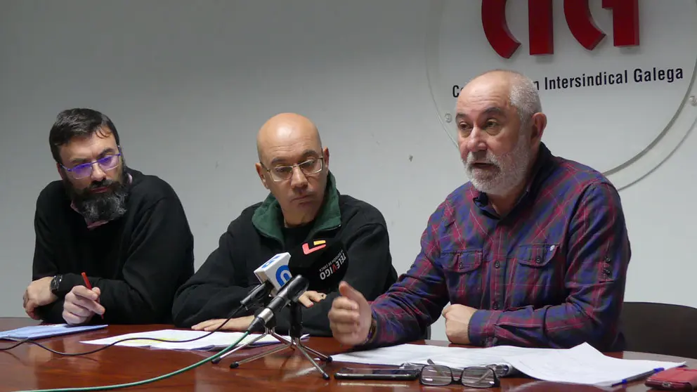 Xo&aacute;n Xos&eacute; Bouzas, e Xulio Fern&aacute;ndez e Alberto Gon&ccedil;alves prsentaron en Vigo o documento da CIG sobre o sector da automoci&oacute;n.