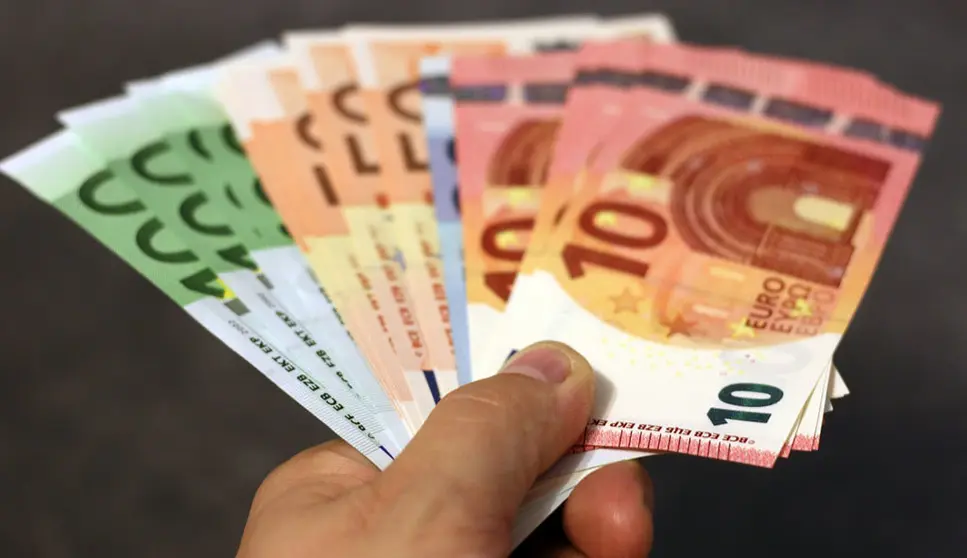 O salario medio das mulleres galegas &eacute; de 20.904,37 euros ao ano, un 9,8% menos que  no resrto de Estado.