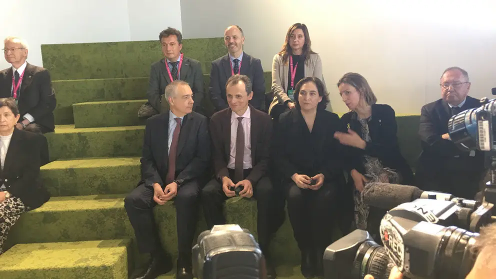 David Regades (centro, en la segunda fila) en la presentaci&oacute;n de la 3D Factory Incubator, en Barcelona, a la que asisti&oacute; el ministro de Ciencia, Pedro Duque (centro, primera fila).
