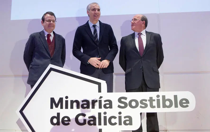 El director xeral de Enerx&iacute;a e Minas, el conselleiro de Econom&iacute;a, Emprego e Industria, y el presidente de la C&aacute;mara Oficial Minera de Galicia,en la presentaci&oacute;n de la marca "Minar&iacute;a Sostible de Galicia"./X.CRESPO.