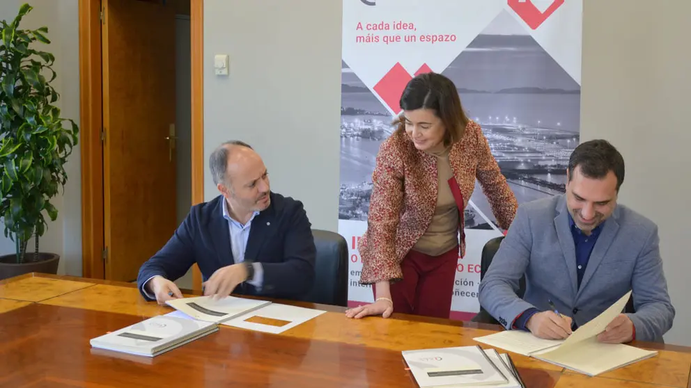 El delegado David Regades en la firma del contrato con el arquitecto Pablo Men&eacute;ndez.