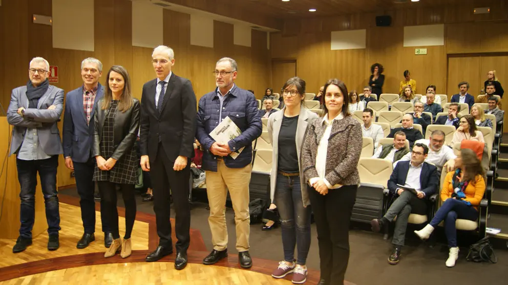 El director de la Tecn&oacute;pole, Ricardo Capilla, Vicente Lustres, de Biostatech, Enma Conde, de Glecex, el conselleiro de Econom&iacute;a, Francisco Conde, el alcalde de San Cibrao, Manuel Rodr&iacute;guez, Eva Gonz&aacute;lez, de Carabu&ntilde;as, y Patricia Argerey, directora de Gain./P.L.