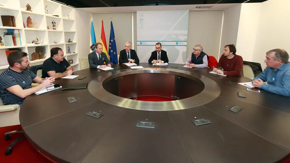 El conselleiro Francisco Conde, acompa&ntilde;ado del director del Igape, Juan Cividanes, en su reuni&oacute;n con los representantes sindicales de los  trabajadores de la f&aacute;brica de A Coru&ntilde;a de Alcoa./C.PAZ.