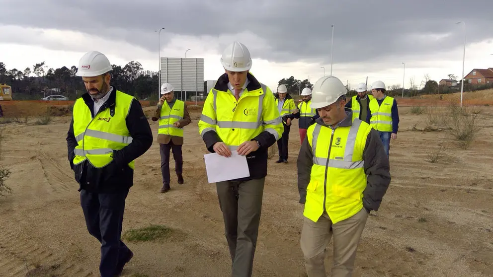 David Regades (derecha) acompa&ntilde;ado de t&eacute;cnicos en su visita a la PLISAN.