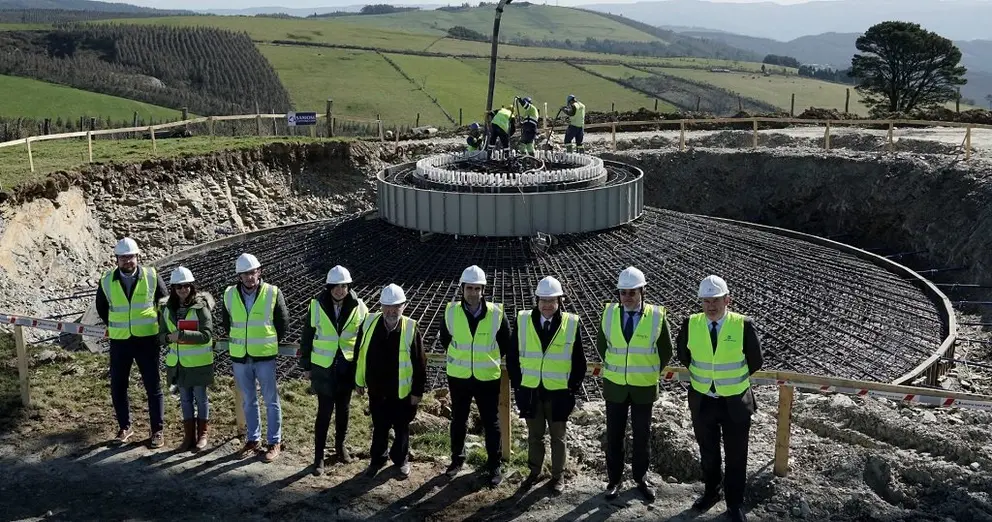 Autoridades y directivos de Norvento, en las obras del parque e&oacute;lico Pastoriza, en la provincia de Lugo.