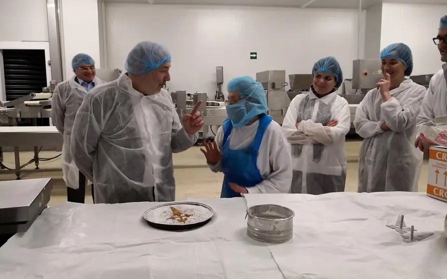 Javier Losada (izq.) con personal de Hornos Lamastelle.