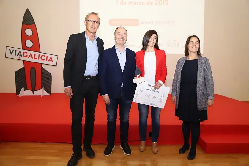 Bibiana Rodi&ntilde;o, directora general de BETA Implants (de rojo), recibe el premio V&iacute;aGalicia de manos de David Regades y Patricia Argerey.