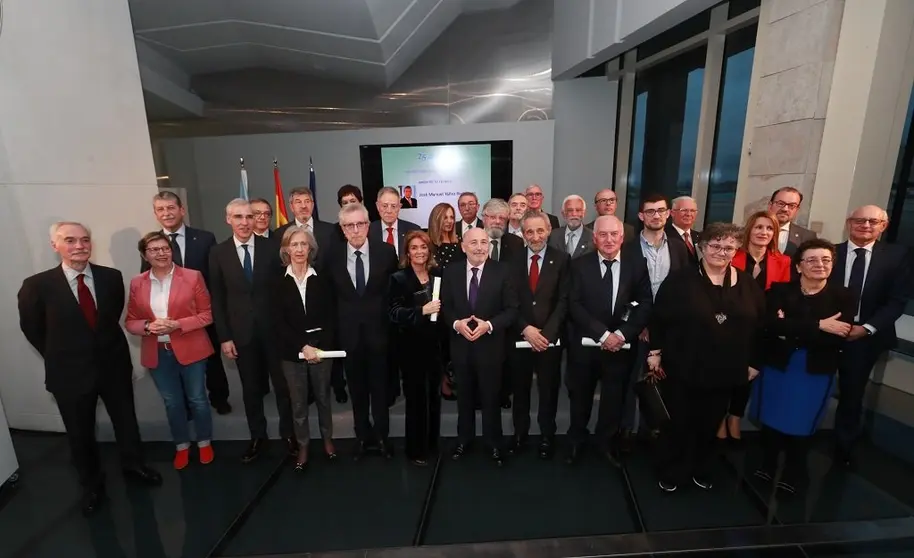 Autoridades y premiados por la Uni&oacute;n Profesionales de Galicia