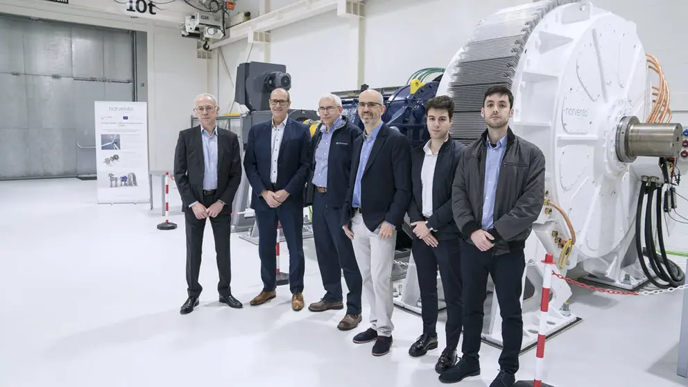 Responsables del consorcio, con el prototipo de turbina, en el laboratorio del Centro de Innovaci&oacute;n Norvento Enerx&iacute;a (CIne) en Lugo.