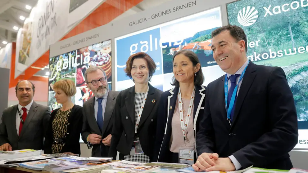 La ministra Reyes Maroto (2&ordf; por la derecha) y el conselleiro Rom&aacute;n Rodr&iacute;guez, junto a otras autoridades, en el stand de Galicia en ITB Berl&iacute;n.